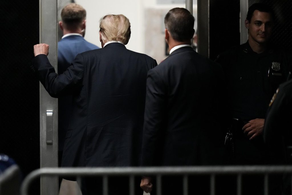 La defensa y la Fiscalía en el Caso Trump concluyeron sus alegatos finales tras 11 horas. El miércoles el caso quedará en manos del jurado.