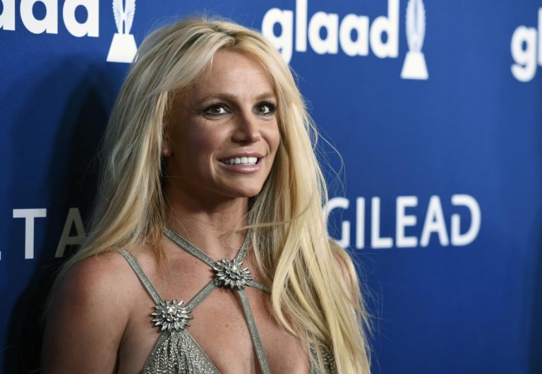 Britney Spears está envuelta en nueva polémica luego de que circularan fotografías donde aparece en la calle envuelta en una sábana