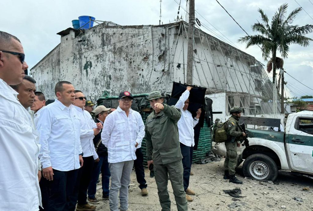 Petro viajó a un municipio de Cauca, epicentro del incremento de la violencia entre la fuerza pública y el EMC en Colombia