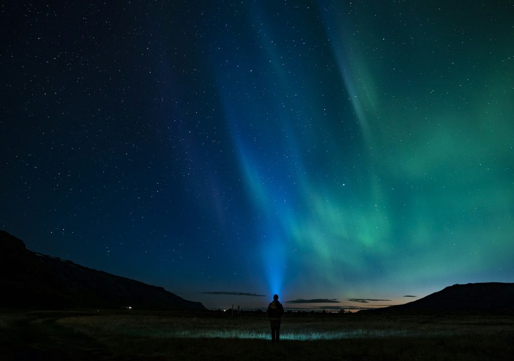 Una tormenta geomagnética causada por erupciones solares cederá este lunes y con ella las vistas de auroras boreales