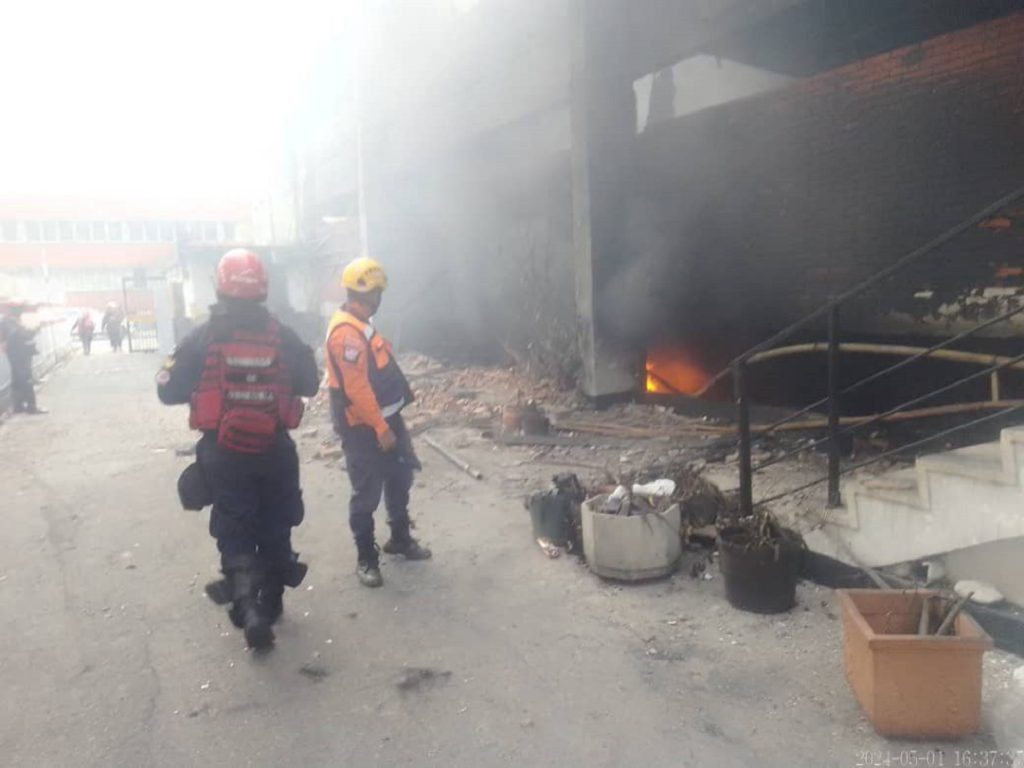 Cinco bomberos resultaron con quemaduras durante combate a incendio en Caracas