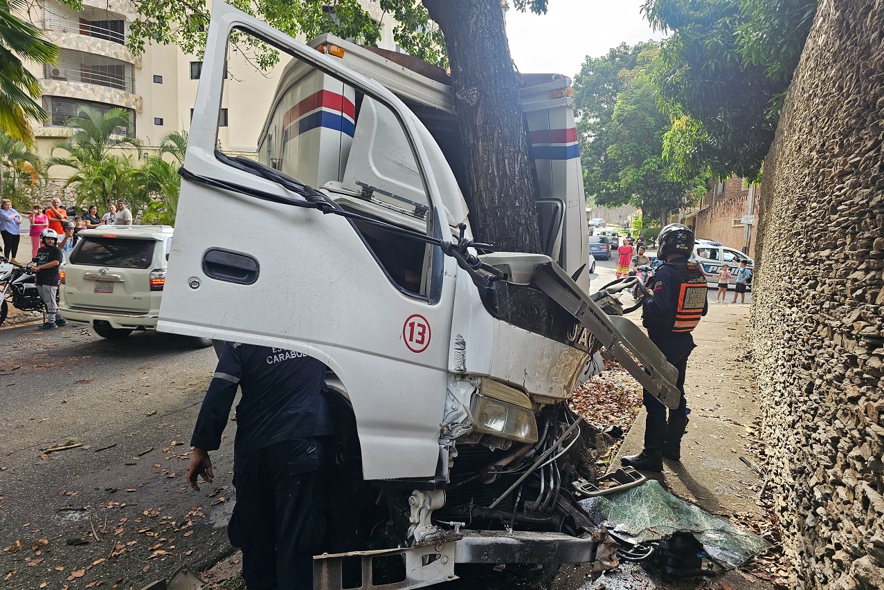 Falleció conductor de camión tras impactar contra un árbol en El Parral