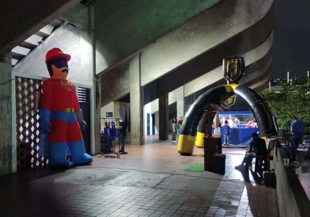 Muñeco inflable de Súperbigote en el Olímpico de la UCV