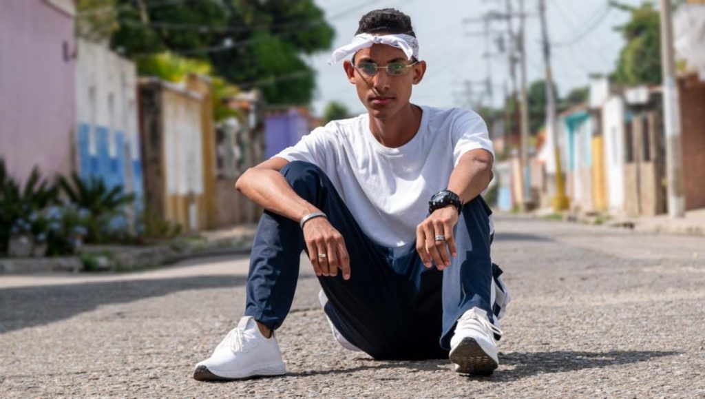 El cantautor carabobeño Amazing presenta su tema promocional “Mami Gial”, junto al dúo valenciano SongSensa