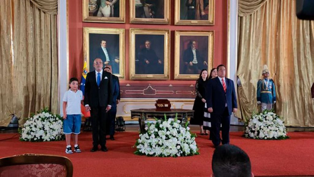 Crist{obal Mendoza