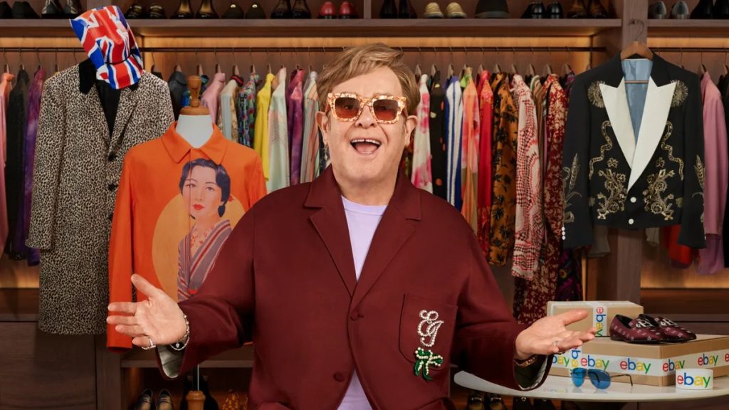 El emblemático armario de Elton John salió este jueves a subasta a través de eBay para recaudar fondos contra el sida
