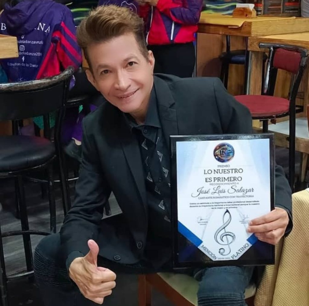 El cantante venezolano José Luis Salazar recibió el "Premio Lo Nuestro Es Primero" 2024 como cantante romántico del año, mención Platino