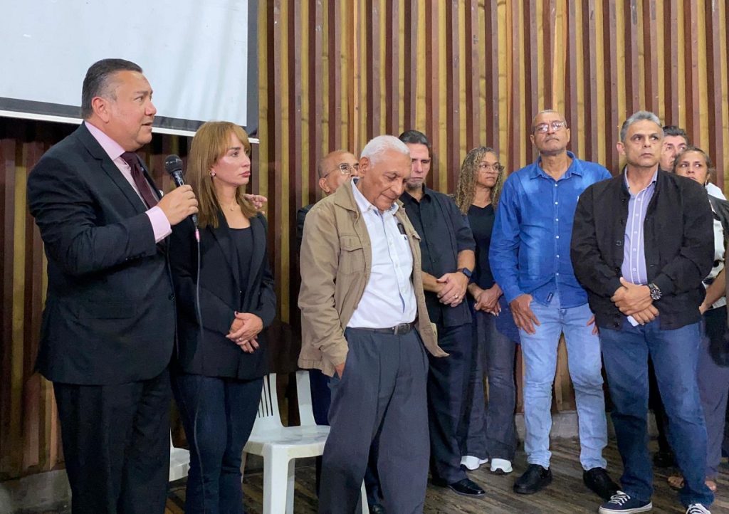 Javier Bertucci protesta contra "el monstruoso ventajismo de Maduro en la precampaña"