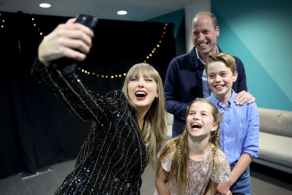 El príncipe Guillermo celebró su cumpleaños 42 en el concierto de Taylor Swift en Londres, acompañado de sus dos hijos mayores