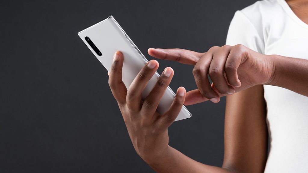 El teléfono celular se está convirtiendo en el escaparate y el dispositivo de compra dominante, según un informe de DHL
