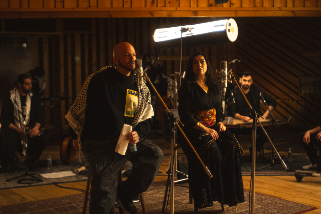 Residente y la cantante palestina Amal Murkus lanzaron una emotiva colaboración titulada “Bajo los escombros”