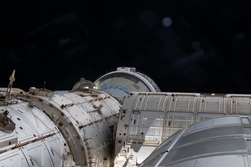 La primera misión espacial tripulada de Boeing pospuso de nuevo su regreso a la Tierra desde la Estación Espacial Internacional (EEI)