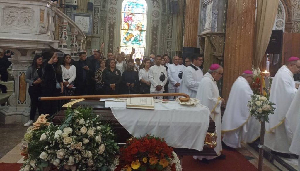 Integrantes de la Iglesia católica, feligreses y autoridades estuvieron presentes en las exequias del fallecido monseñor Roberto Lückert