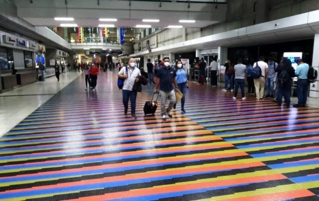 Maiquetía a un hombre