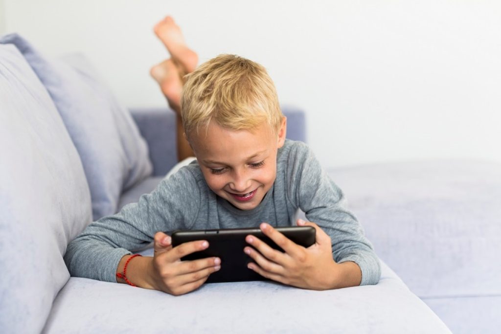 La salud visual es importante en la sociedad de la información, donde la mayoría de las niños y adolescentes están expuestos a pantallas