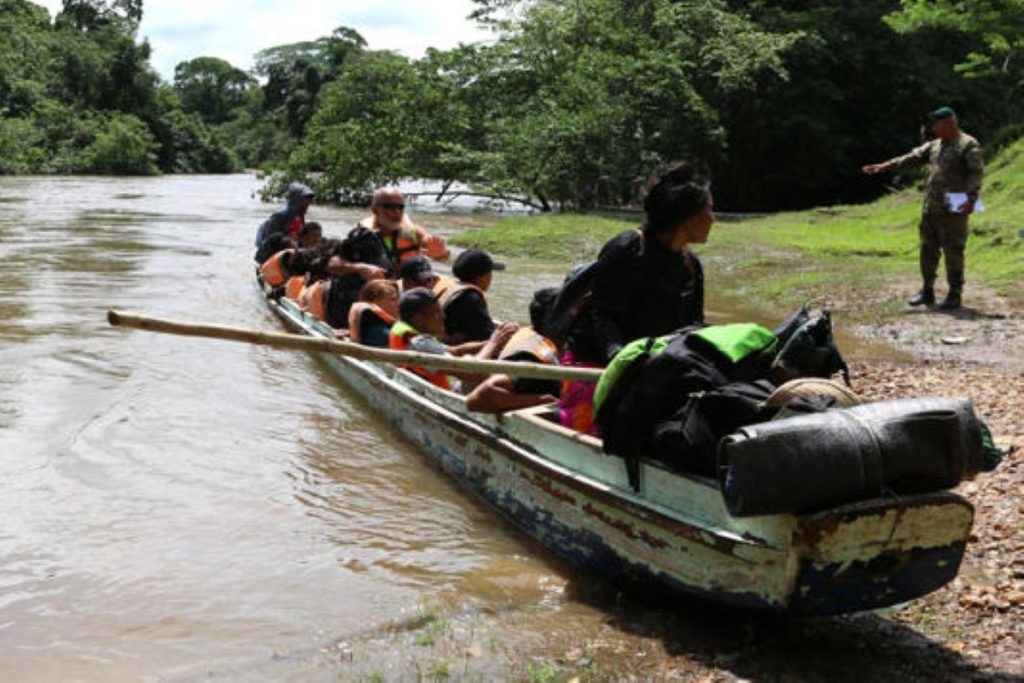 Hallan diez cuerpos de migrantes
