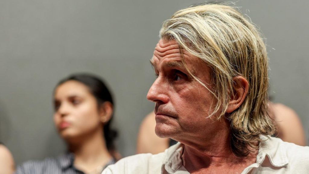 El compositor Nacho Cano quedó en libertad provisional después de declarar ante la Policía por la supuesta contratación ilegal de inmigrantes