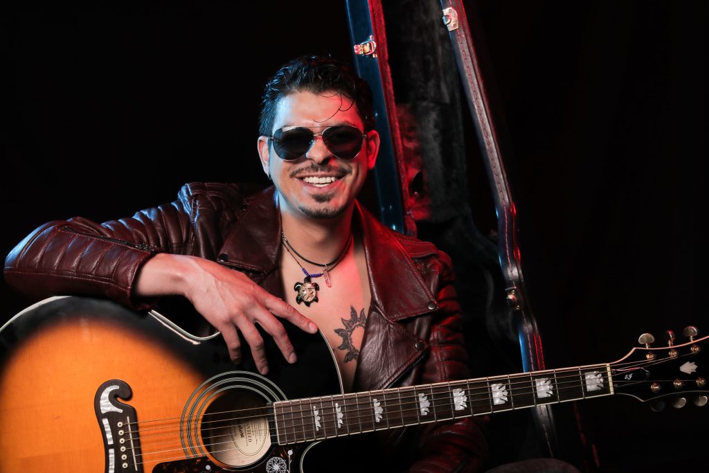 Explorando diversos géneros como el pop, rock, reggae, y elementos colombianos, Alejo Villalobos ha trabajado en encontrar su sonido