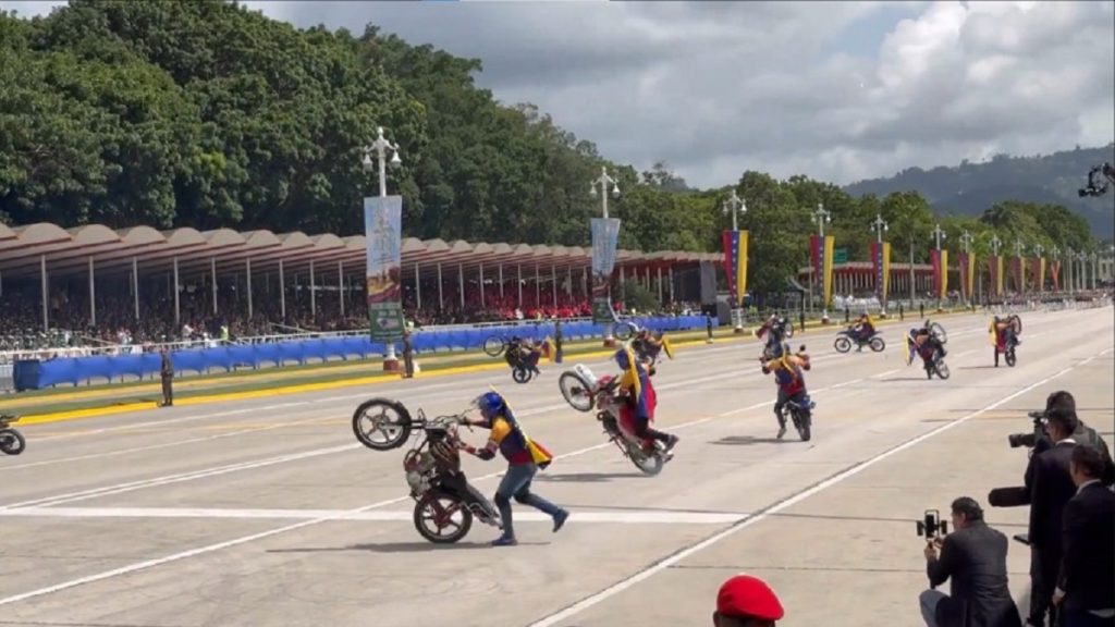 Ciudadanos critican incorporación de motopiruetas al desfile del 5 de julio