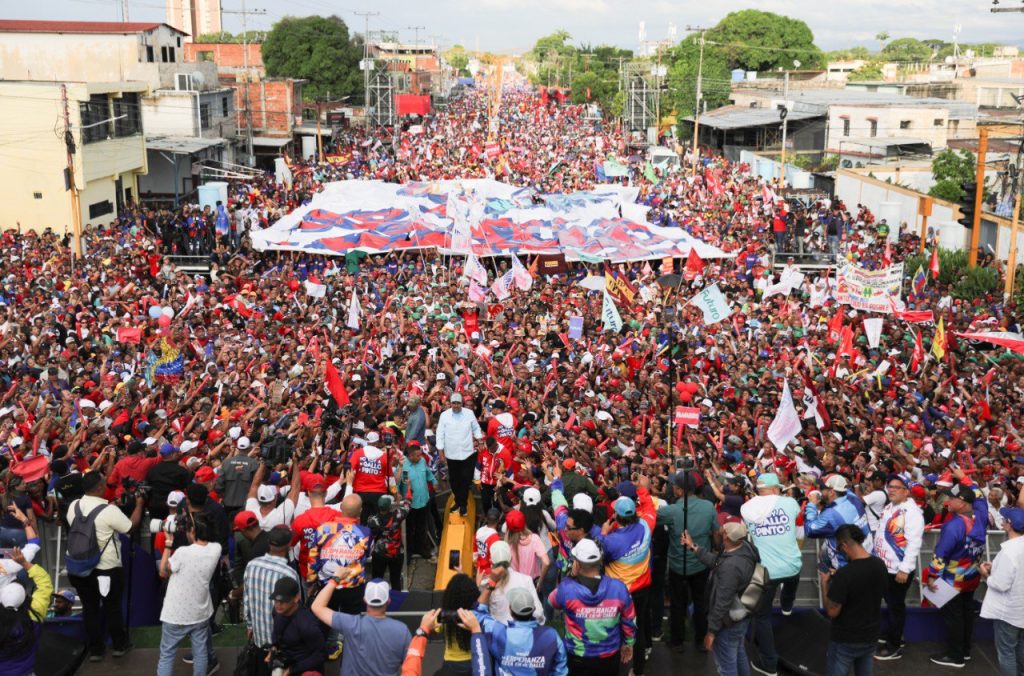 Maduro cerró campaña en Valencia: Voy a hacer de Venezuela una patria próspera