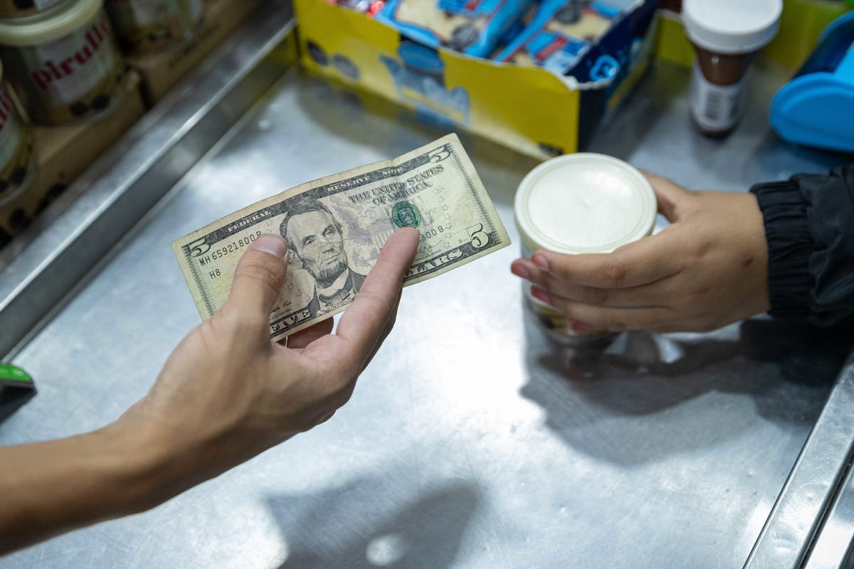 Venezuela cierra el año con minidevaluaciones y el retorno de la inflación mensual de dos dígitos