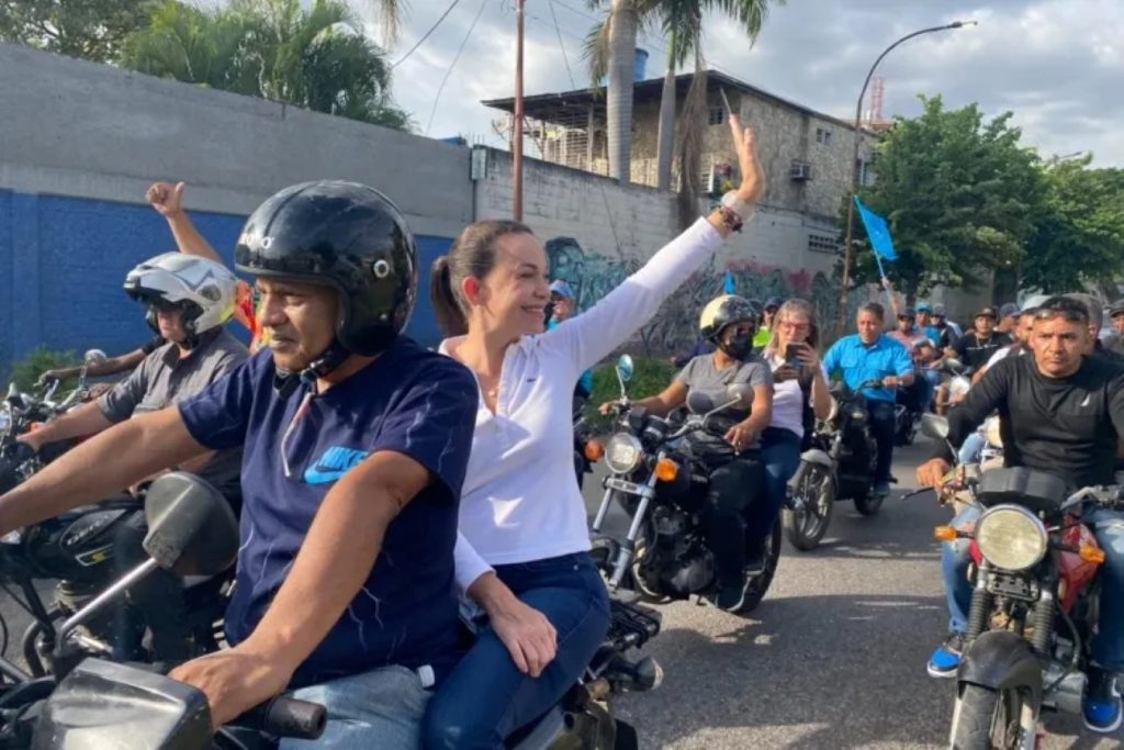 Un paciente renal trasladó en su moto a María Corina Machado desde Maracay a Valencia el fin de semana pasado y cerraron su negocio