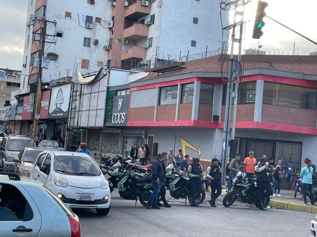 Agentes del orden bloquean el paso de las caravanas opositoras que se concentrarían en Valencia (Avance)