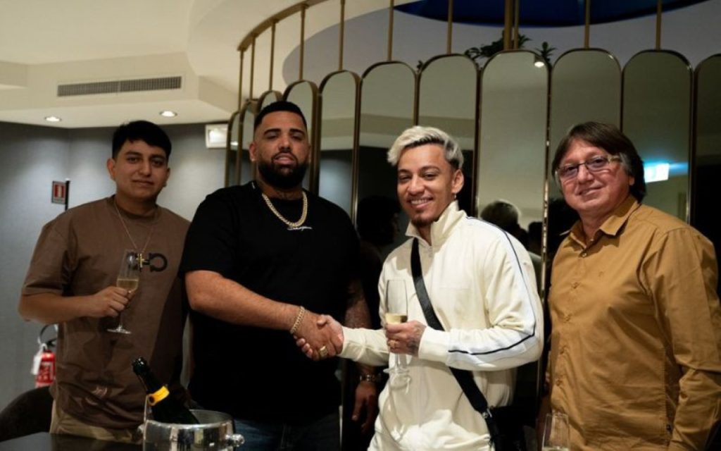 El cantante Junior Caldera ha dado un paso significativo en su carrera musical al firmar un contrato con la nueva disquera Zingales Récords