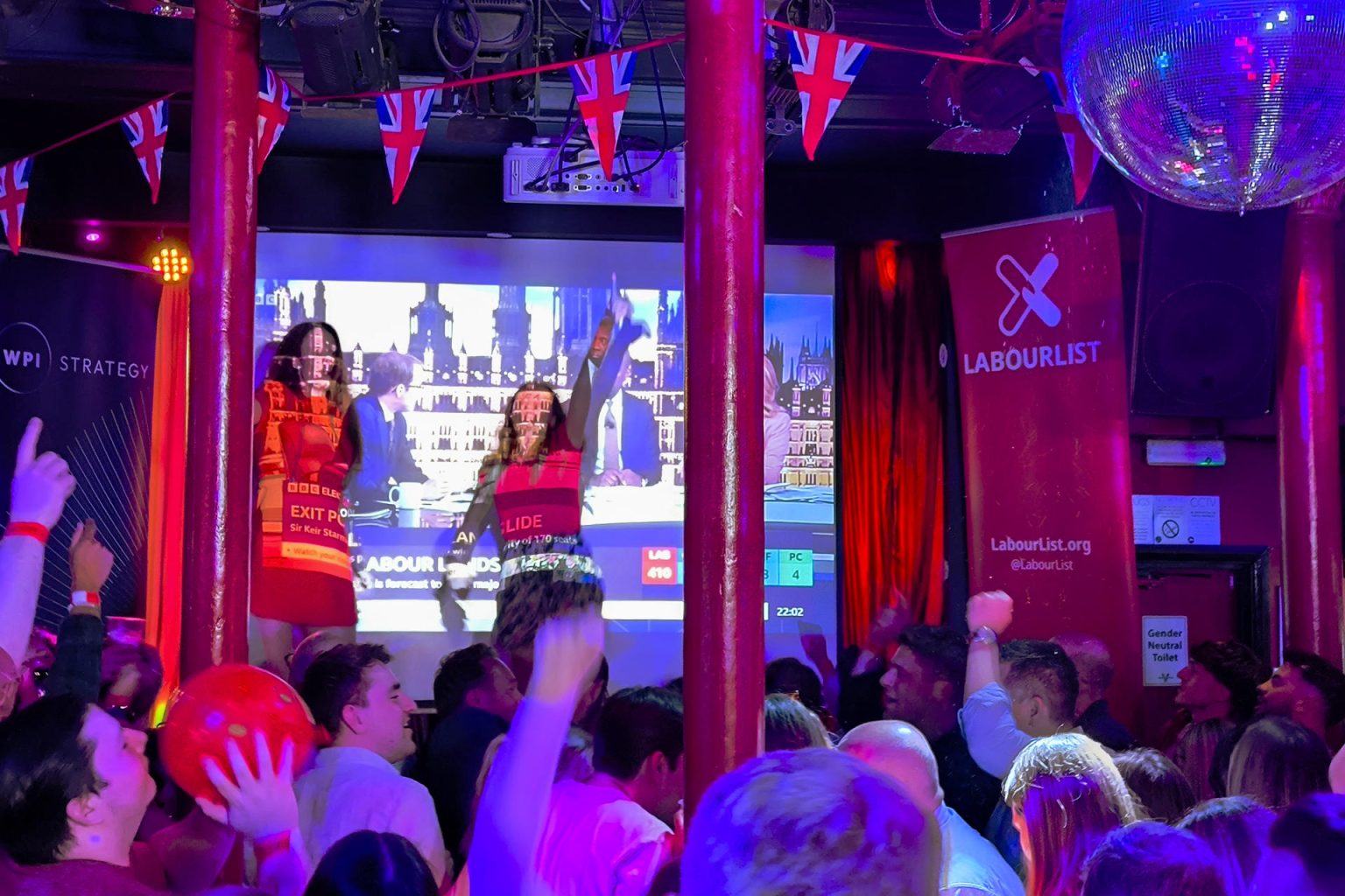 Los gritos de júbilo y las exclamaciones de alegría estallaron en una fiesta de simpatizantes laboristas, organizada por LabourList
