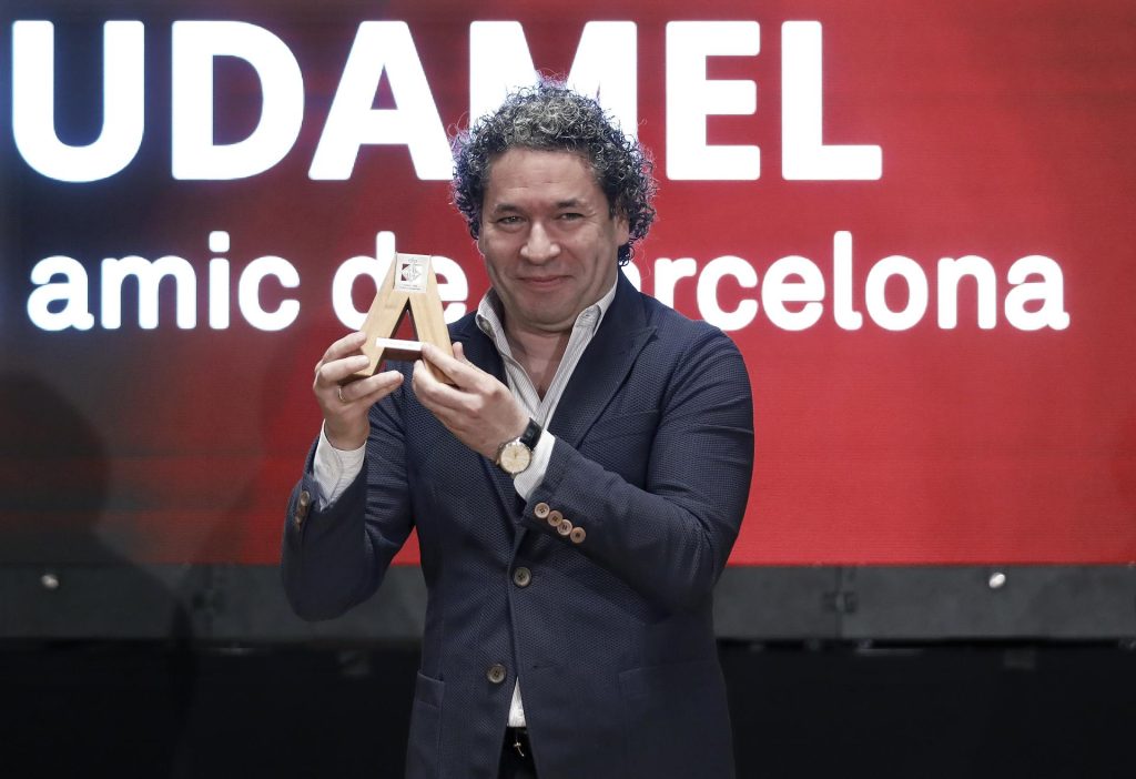 El director venezolano Gustavo Dudamel recibió el título honorífico a una figura que cree en el "poder transformador" de la música
