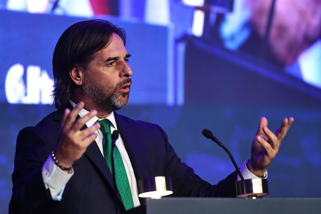 Lacalle Pou al chavismo: "Si no mostrás los documentos, es obvio que algo raro hay"