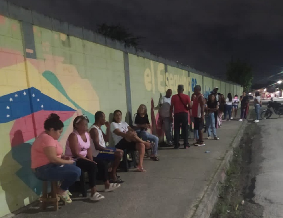Ya comenzaron a formarse colas en los centros de votación desde este sábado