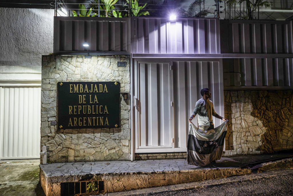 Machado pide al mundo actuar ante la tortura contra opositores en embajada argentina