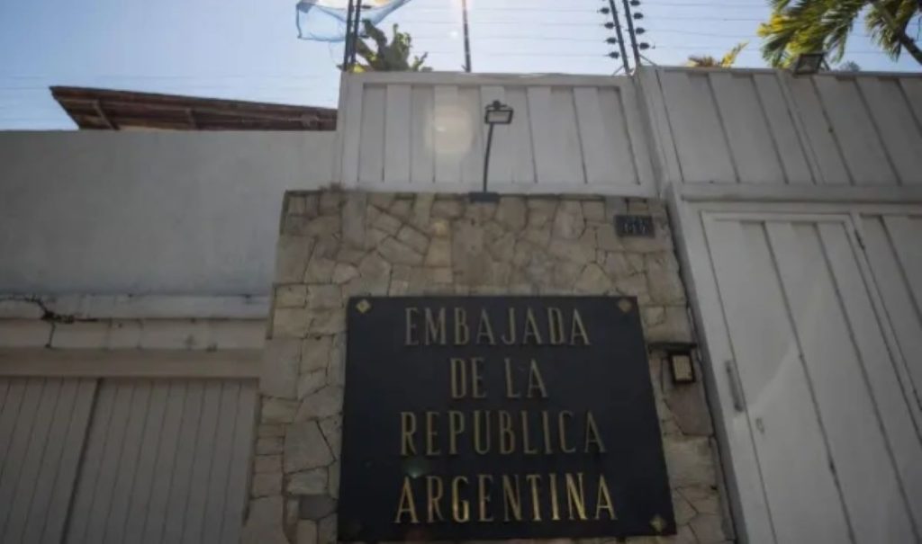 Embajada de Argentina cumple 80 días sin electricidad, denuncia asilada