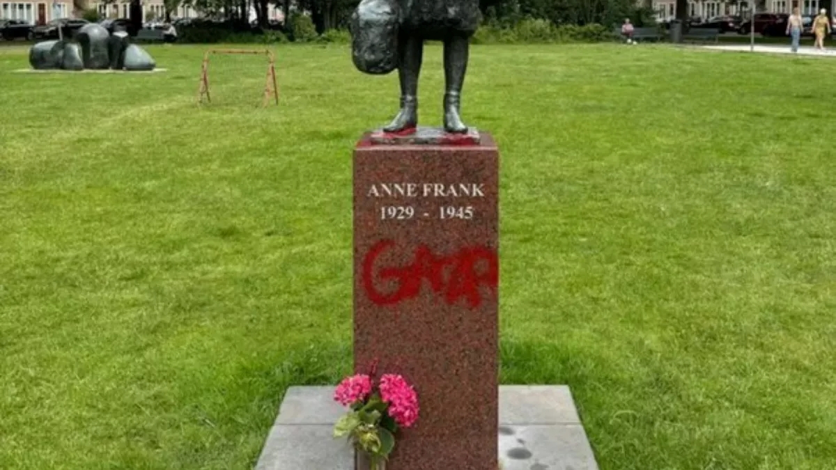 La estatua de la niña judía Ana Frank ubicada en una plaza de Ámsterdam fue vandalizada con pintura roja con la frase "Gaza libre"