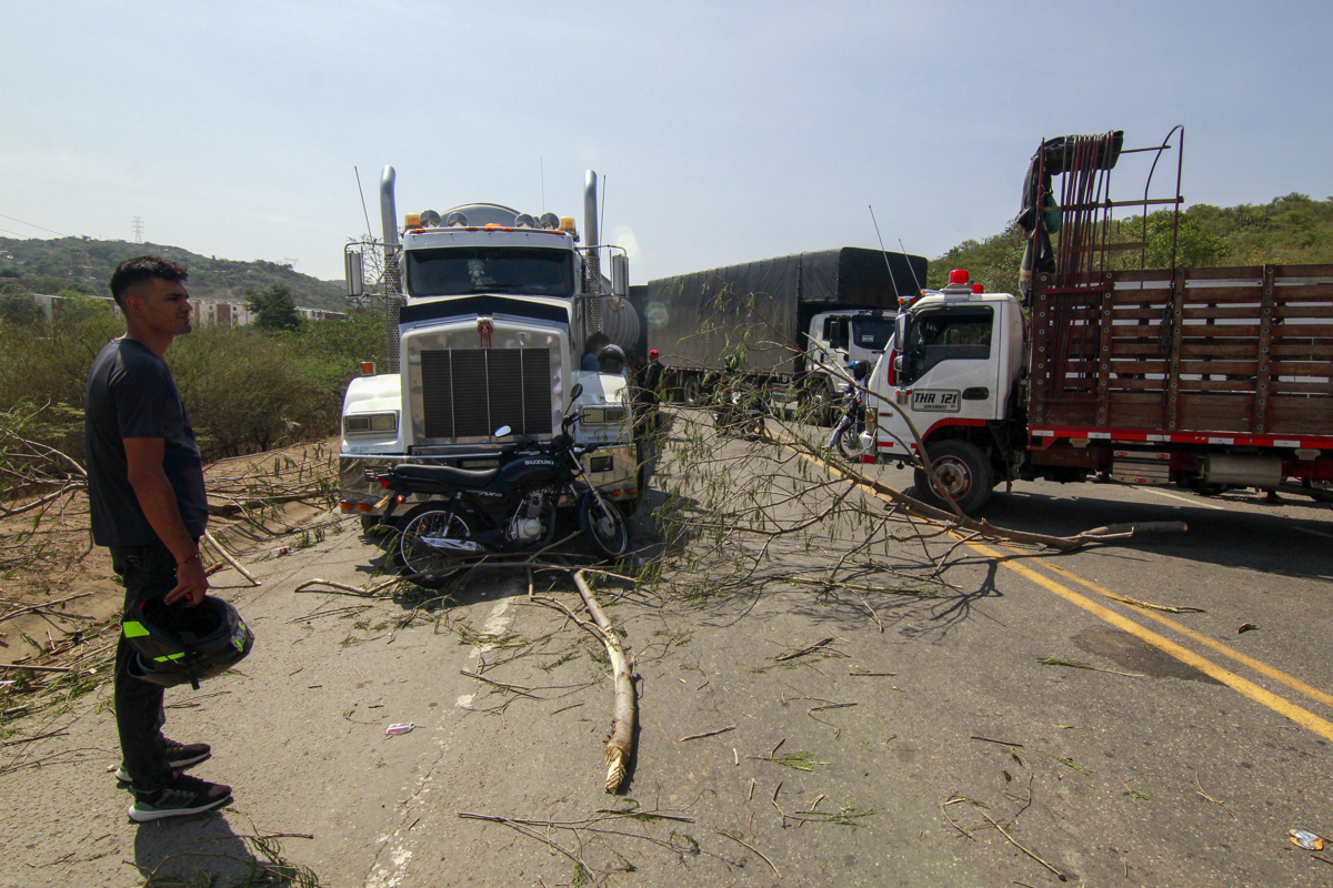 Paro de camioneros colombianos paraliza parcialmente la frontera con Venezuela