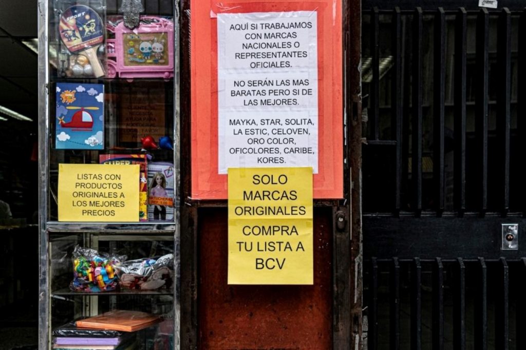 En las últimas semanas la brecha entre el dólar oficial y paralelo se amplió el 20 %. La inestabilidad afecta a los comerciantes y ciudadanos