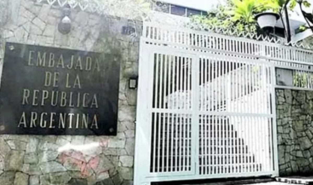 Asilado en embajada argentina acusa a Maduro de violar convenios internacionales