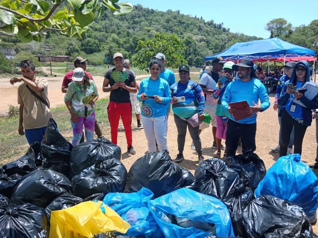 Minec hace una limpieza submarina en 450 playas y llama a conservar estos espacios