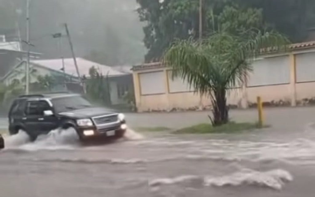 Laguna Las Mayas se desbordó tras fuertes lluvias en Aragua
