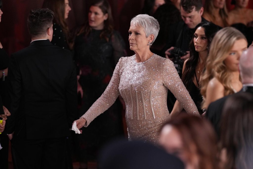 La actriz Jamie Lee Curtis celebró en redes sociales su primer premio Emmy por su actuación especial en la serie 'The Bear'