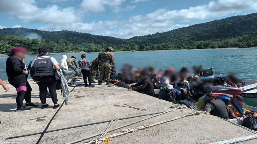 Autoridades de Panamá rescatan a 74 migrantes y arrestan a cuatro coyotes colombianos