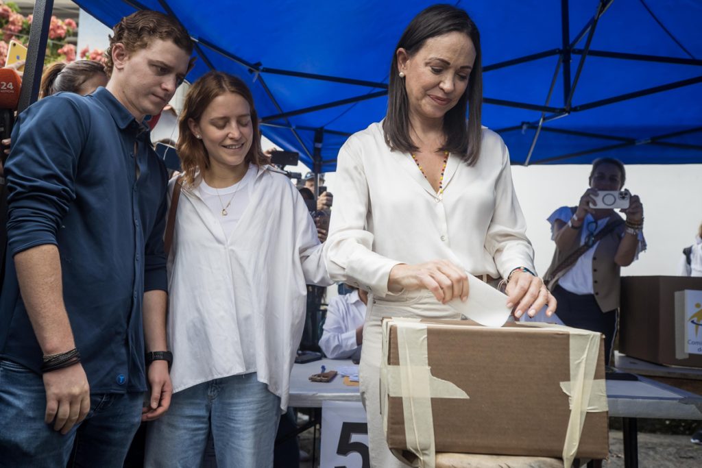 Un año después de ganar las primarias, Machado sigue lucha por la democracia