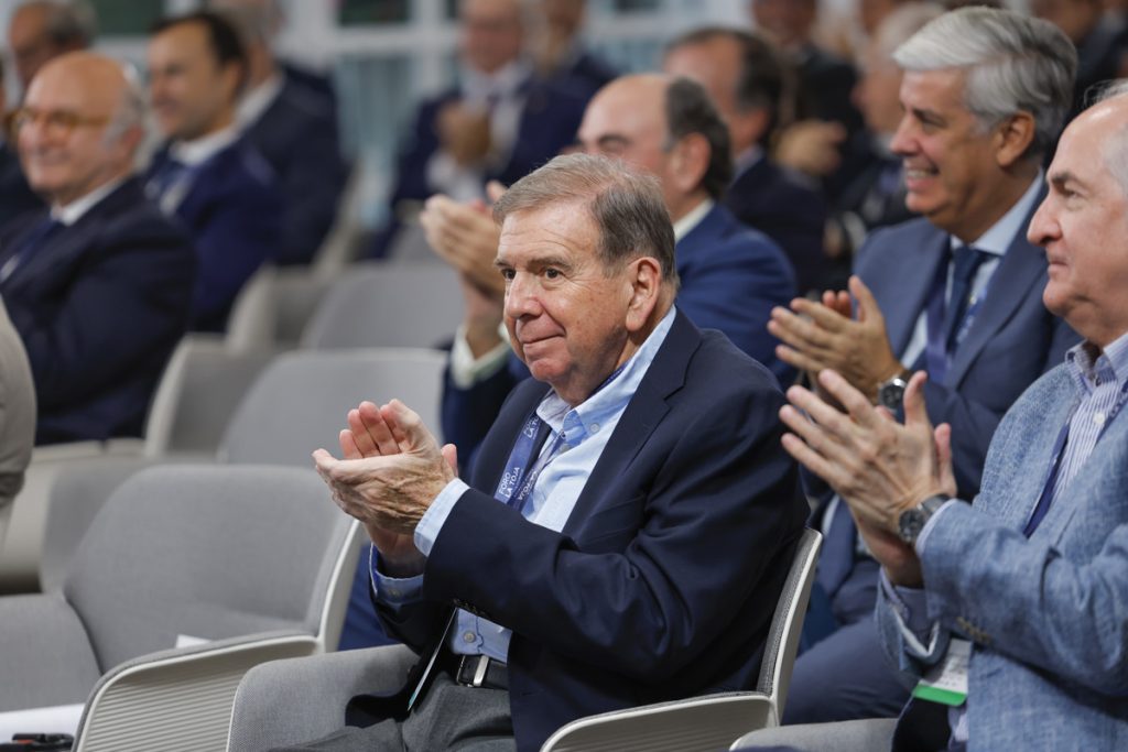 Edmundo González es homenajeado en un foro internacional en España