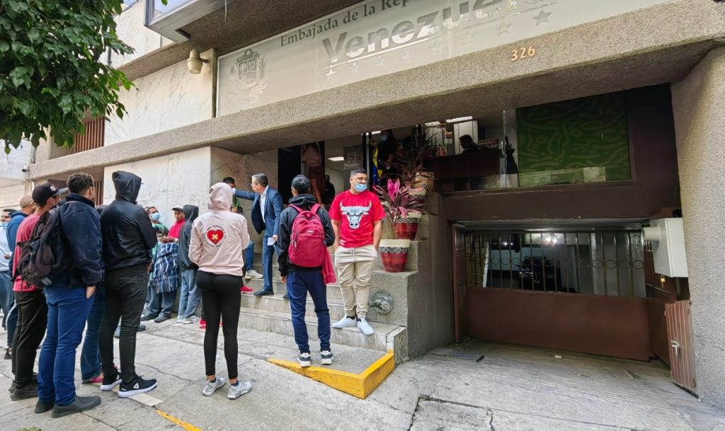 Venezolanos varados en México denuncian que Conviasa impide abordar pese a contar con salvoconducto
