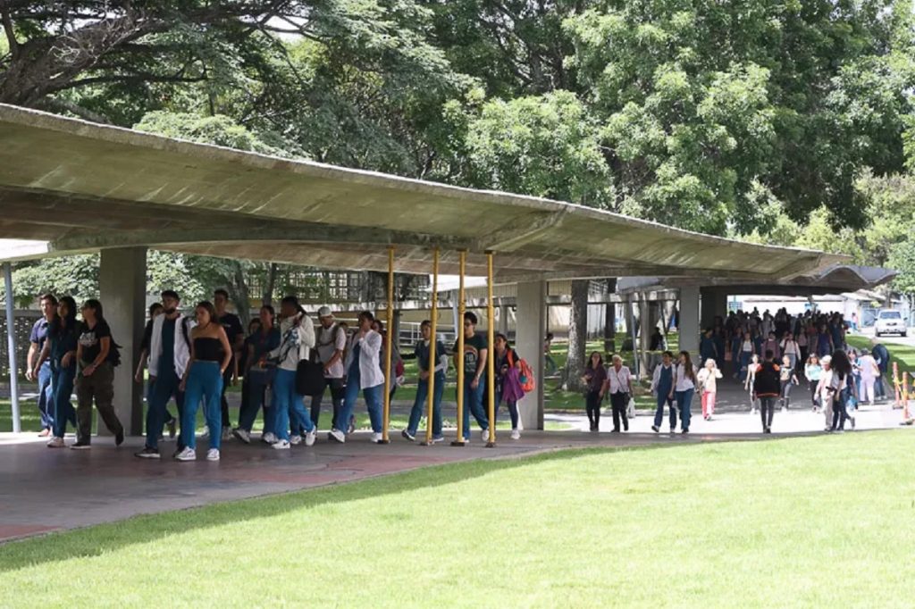 Profesores rechazan intento de detención de estudiante en la UCV