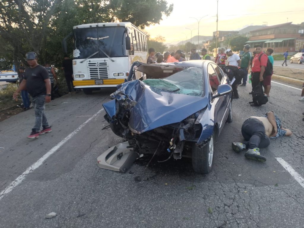 Accidente en Puerto Cabello deja tres personas heridas tras colisión contra un árbol
