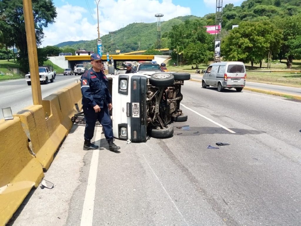 Registrado volcamiento de vehículo en el distribuidor San Blas