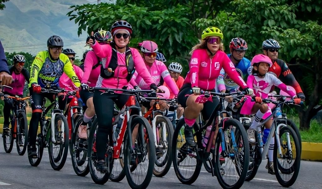 Venezolanas salen en motos y bicicletas para concienciar sobre el cáncer de mama