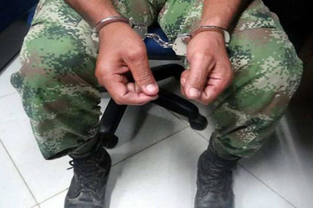 Detenidos 10 militares por traición a la patria
